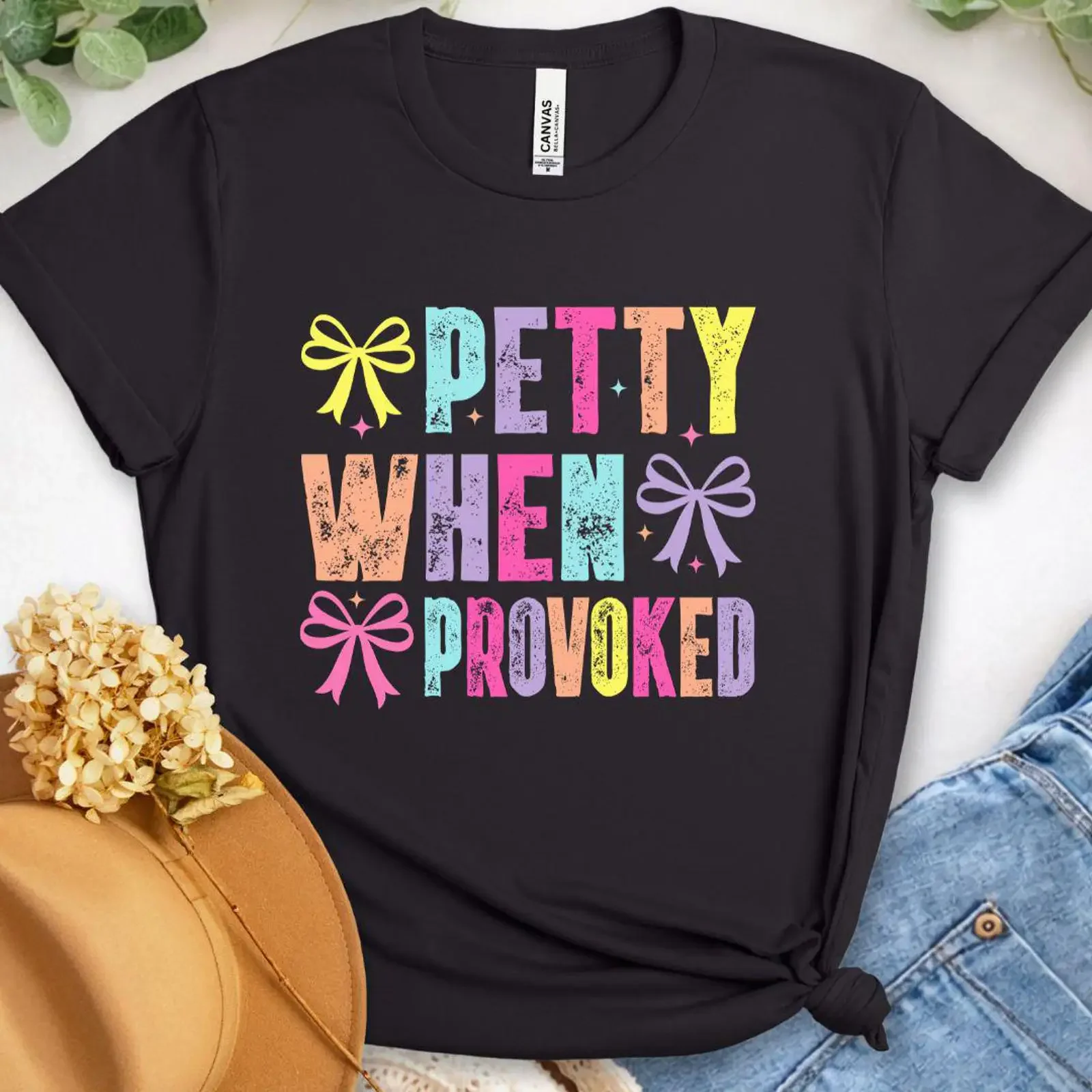 Petty When Provoked T-Shirt mit frecher Tafelschrift, bequeme Baumwolle, Vintage-Waschung, Streetwear, atmungsaktive Designerkleidung, vielseitig einsetzbar