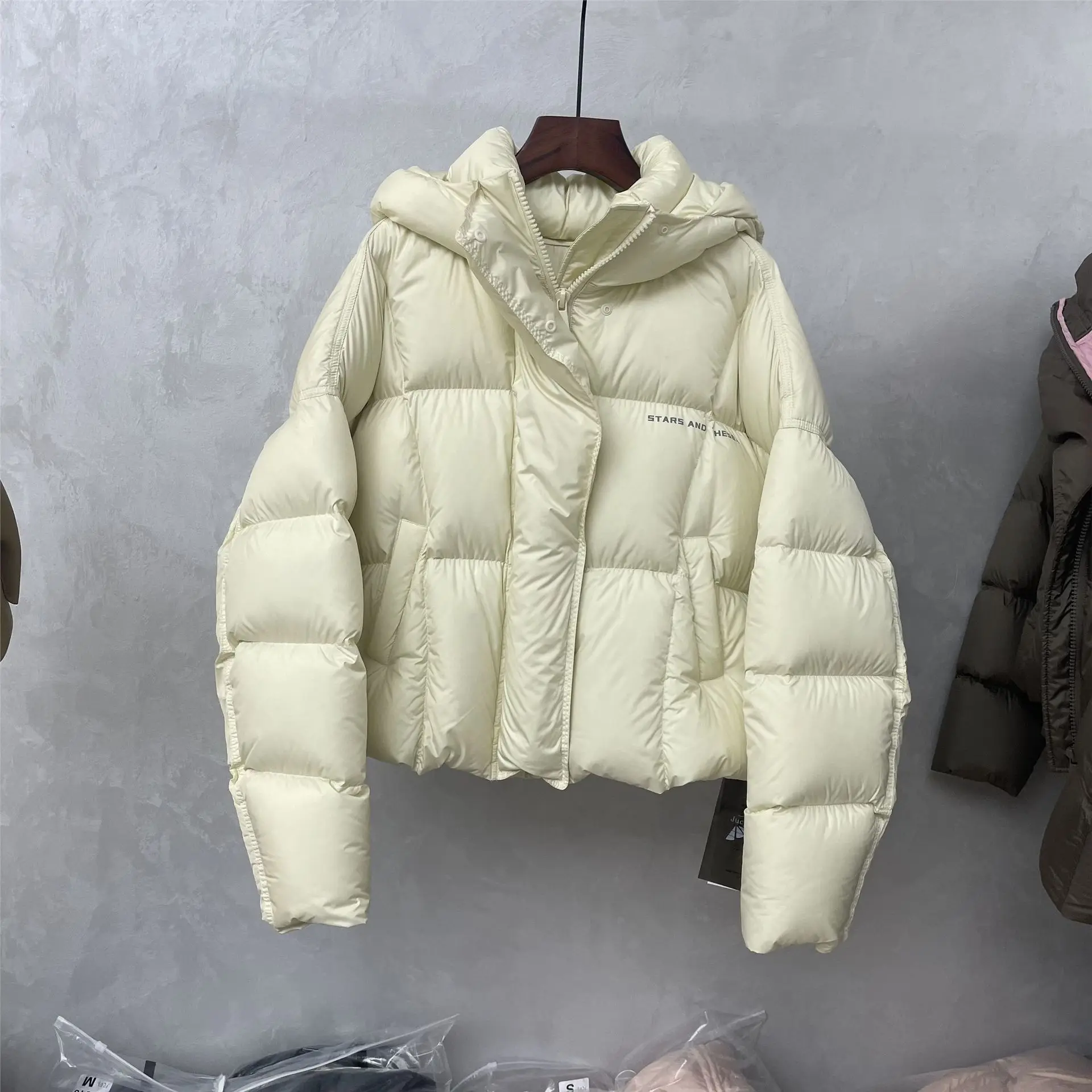 سترة نسائية قصيرة من القطن 2025 شتاء جديد تصميم كوري عادية سميكة دافئة مقنعين معطف الخبز العصرية نسيج البوليستر