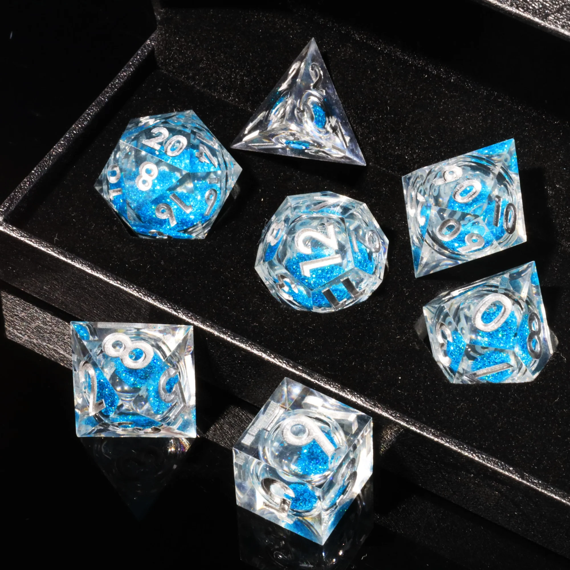 

Набор кубиков MINI PLANET Blue Liquid Core, набор кубиков ручной работы из многогранной смолы для TRPG Dungeons & Dragons, настольная игра, набор кубиков DND, подарок