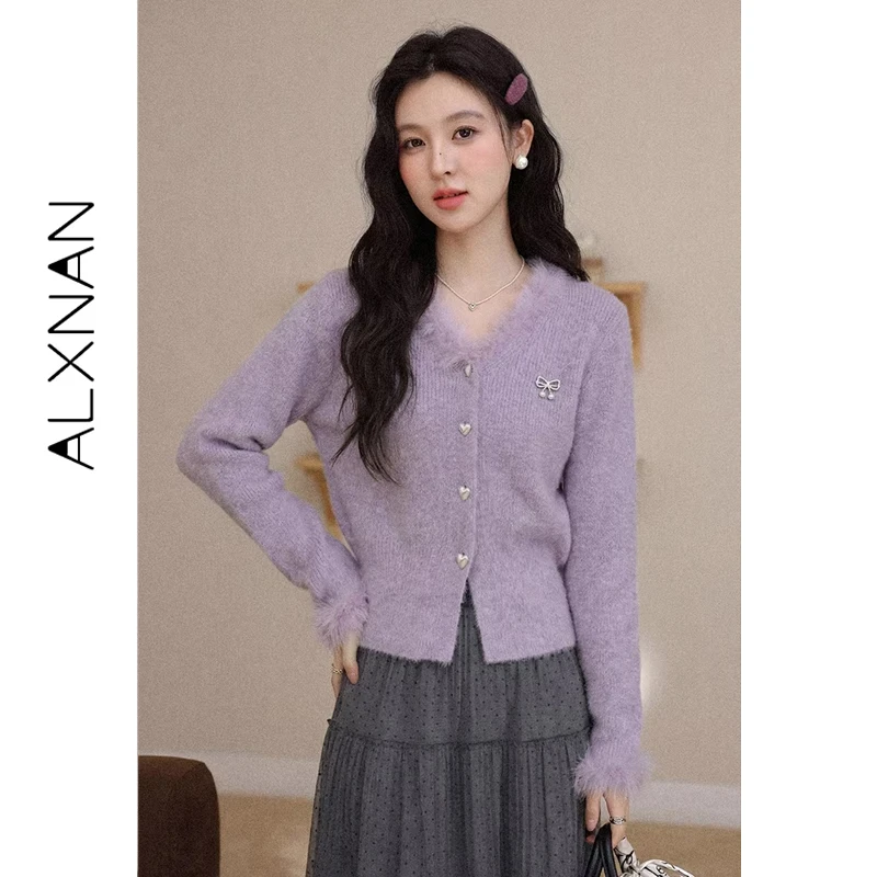 

Женский фиолетовый свитер ALXNAN, весна 2026, с V-образным вырезом, меховой отделкой, жемчужными пуговицами в форме сердца, длинными рукавами, вязаный пуловер, топ DYL662558