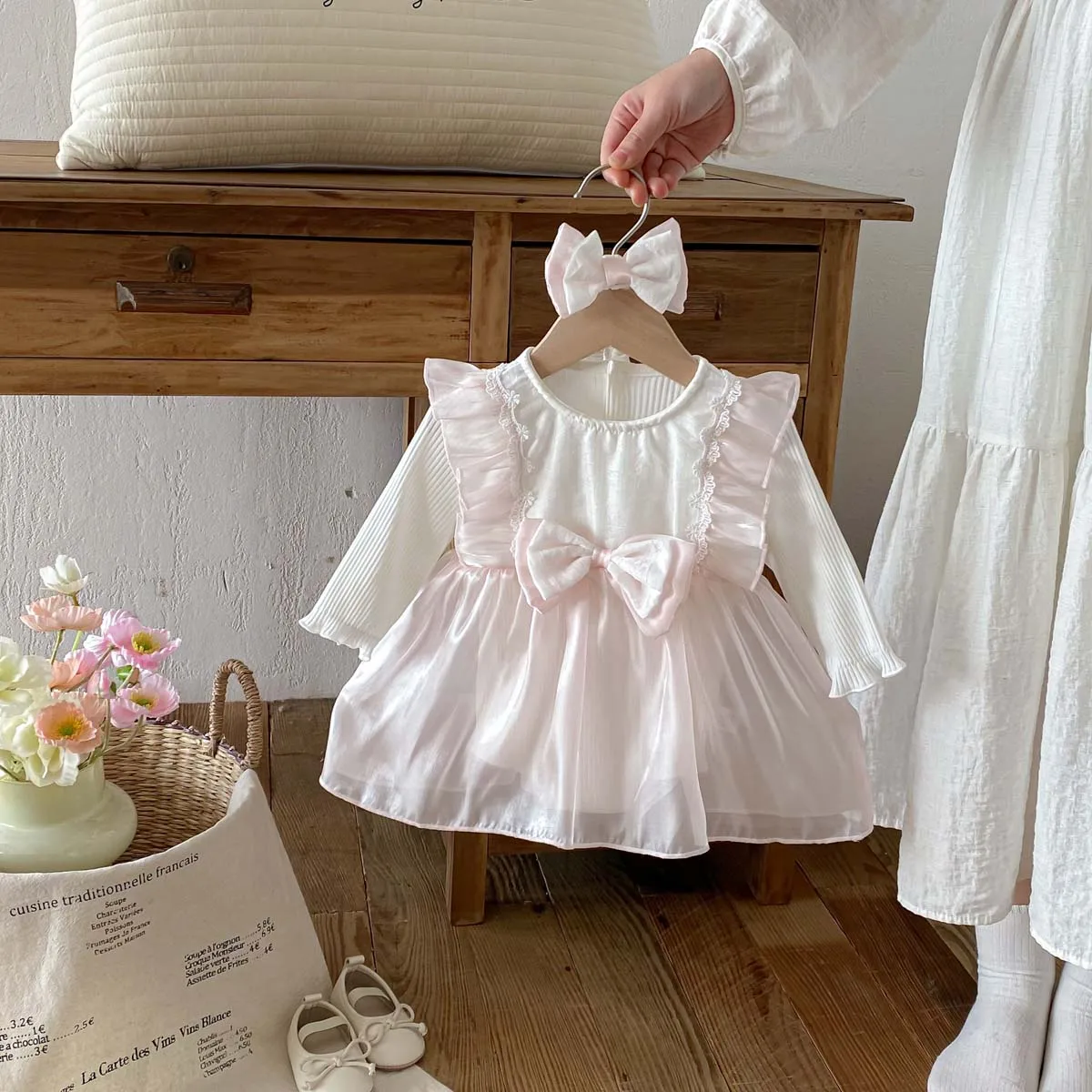Vestido de primavera con mangas voladoras y costuras de malla para niña, vestido de princesa rosa a la moda para niña, accesorios para el cabello con lazo para Ou