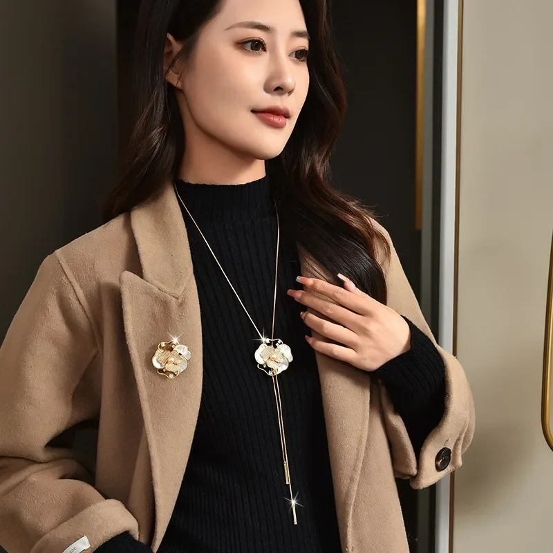 동백꽃과 장미, 스웨터 체인, 코사지 브로치가 포함된 여성용 새 긴 목걸이