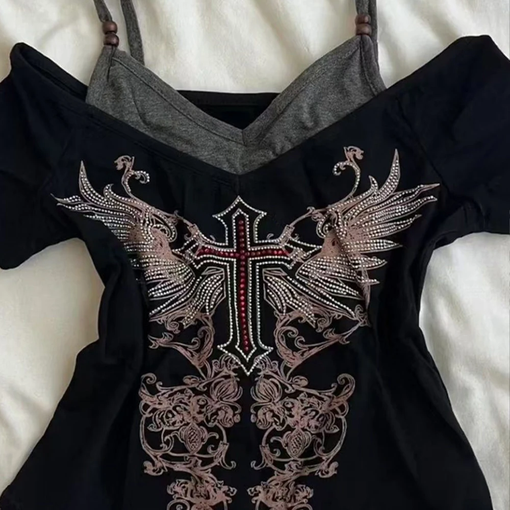 Camiseta Y2K de los 90, Negra, con Efecto de Dos Piezas, Espalda Descubierta, Cuello Redondo, Estampada, a la Moda, Estilo Urbano, Sexy, Ajustada, con Hombros Descubiertos, Top Millennium