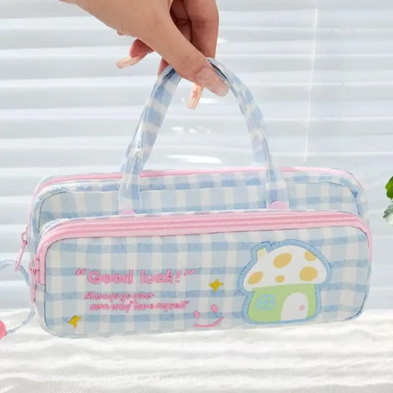 Niedlicher, mit Gingham-Muster bestickter Stiftebeutel mit tragbarem Griff und großem Fassungsvermögen für Schüler zur Aufbewahrung von Schulsachen. – Detail 11