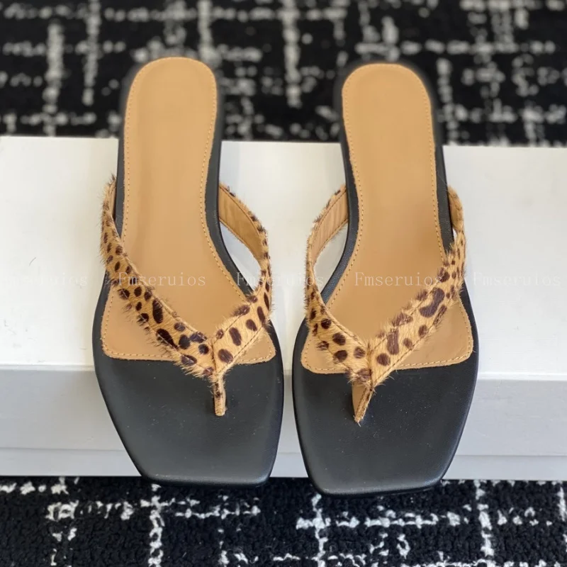 

Сексуальные женские шлепанцы из натуральной кожи с леопардовым принтом на низком каблуке с квадратным носком, модные тапочки высшего качества, пляжные сандалии для праздничной вечеринки