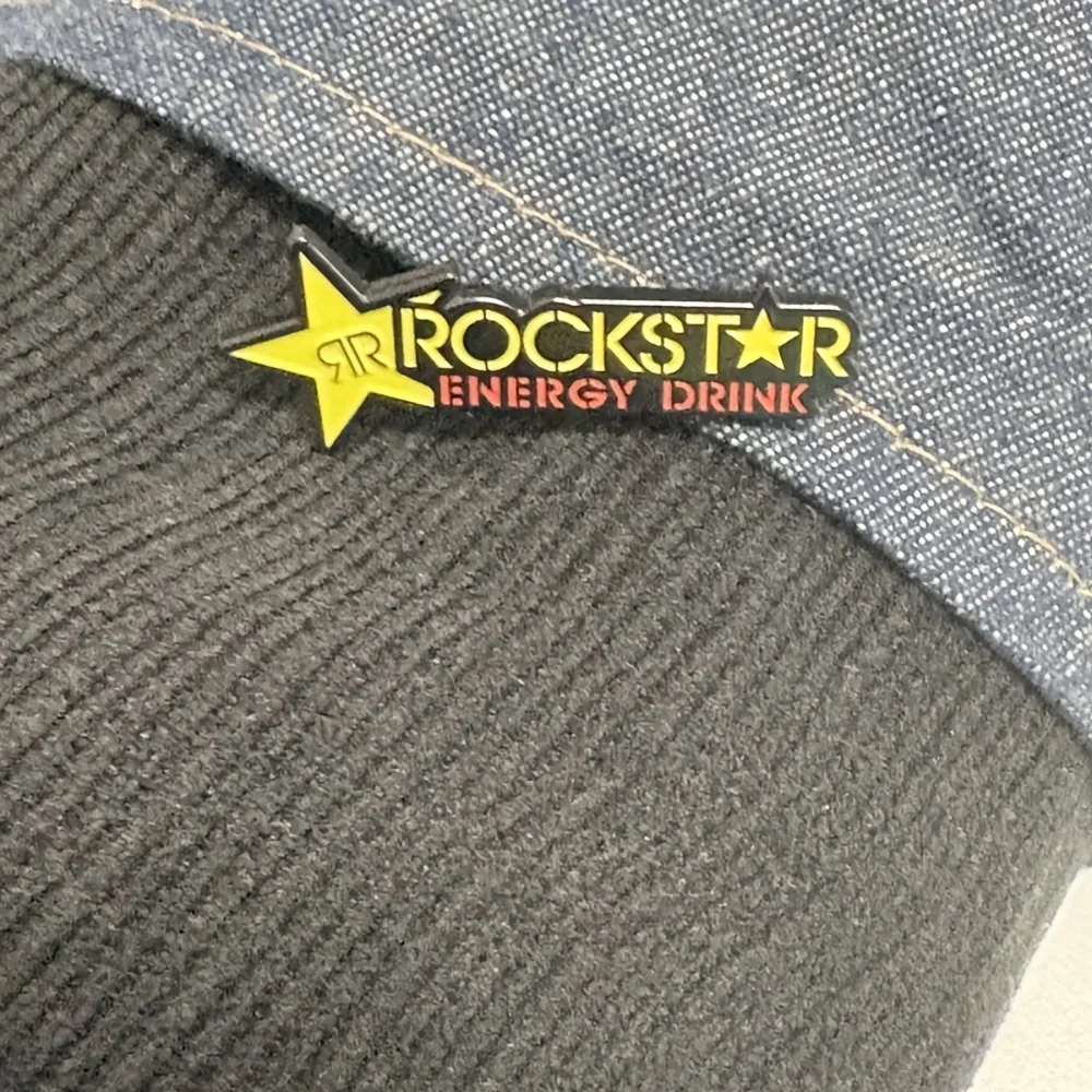 شارة بدبوس المينا بشعار Rockstar Energy Drink لتسريع وقت الانتعاش وتخفيف التعب وإكسسوارات حقيبة الظهر ذات القبعة الإبداعية