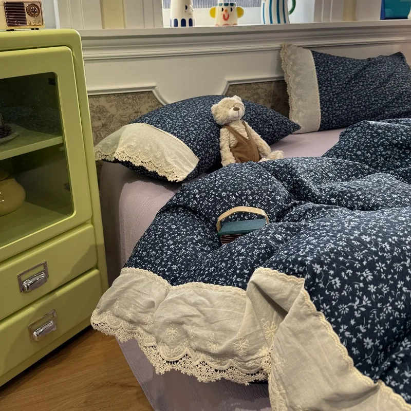 

Французский стиль, новый комфортный комплект из жатой ткани с принтом и кружевом, состоящий из четырех предметов, а также комплект из трех предметов для студенческого общежития.