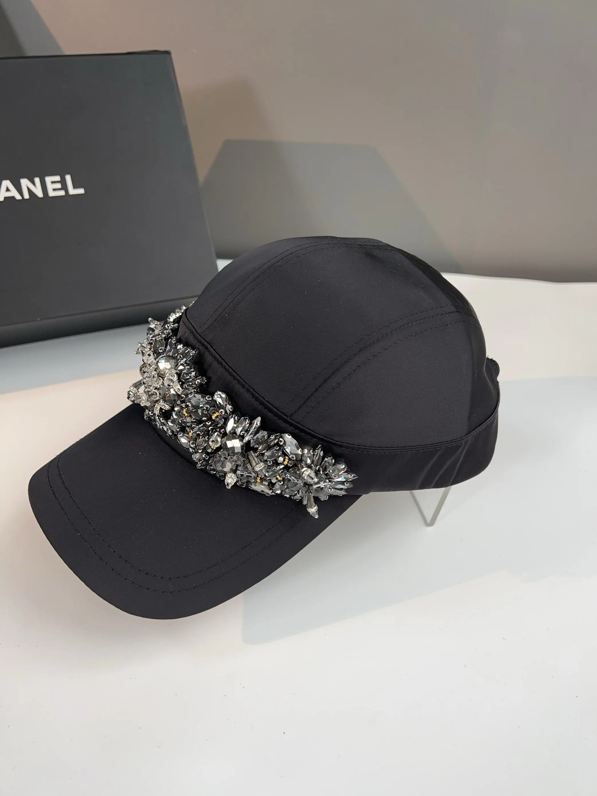 ファッショナブルな黒のヘビーデューティーラインストーンナイトハット、女性用サマーサンシェード、小顔効果のあるダックビルキャップ、多用途ラウンドトップハット