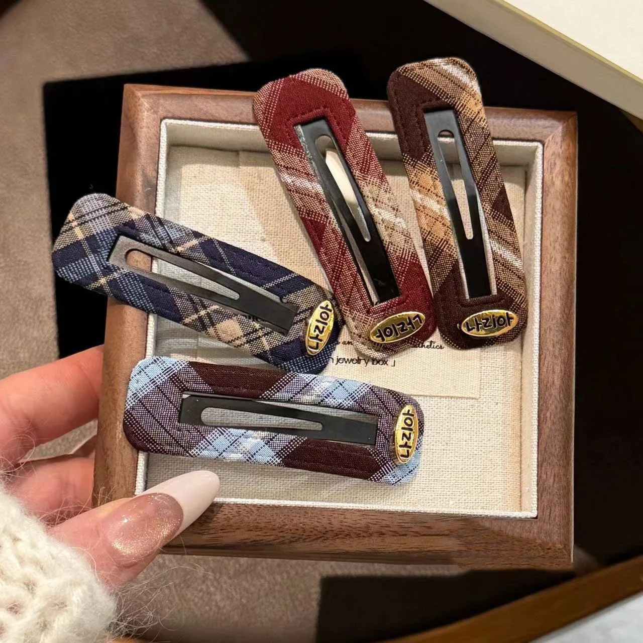 

2026 New Classic Side-Parted Dark Gray Checkered Fabric Square BB Bang Hairpin Headpiece for Ladies, Fashionable Hair Accessory