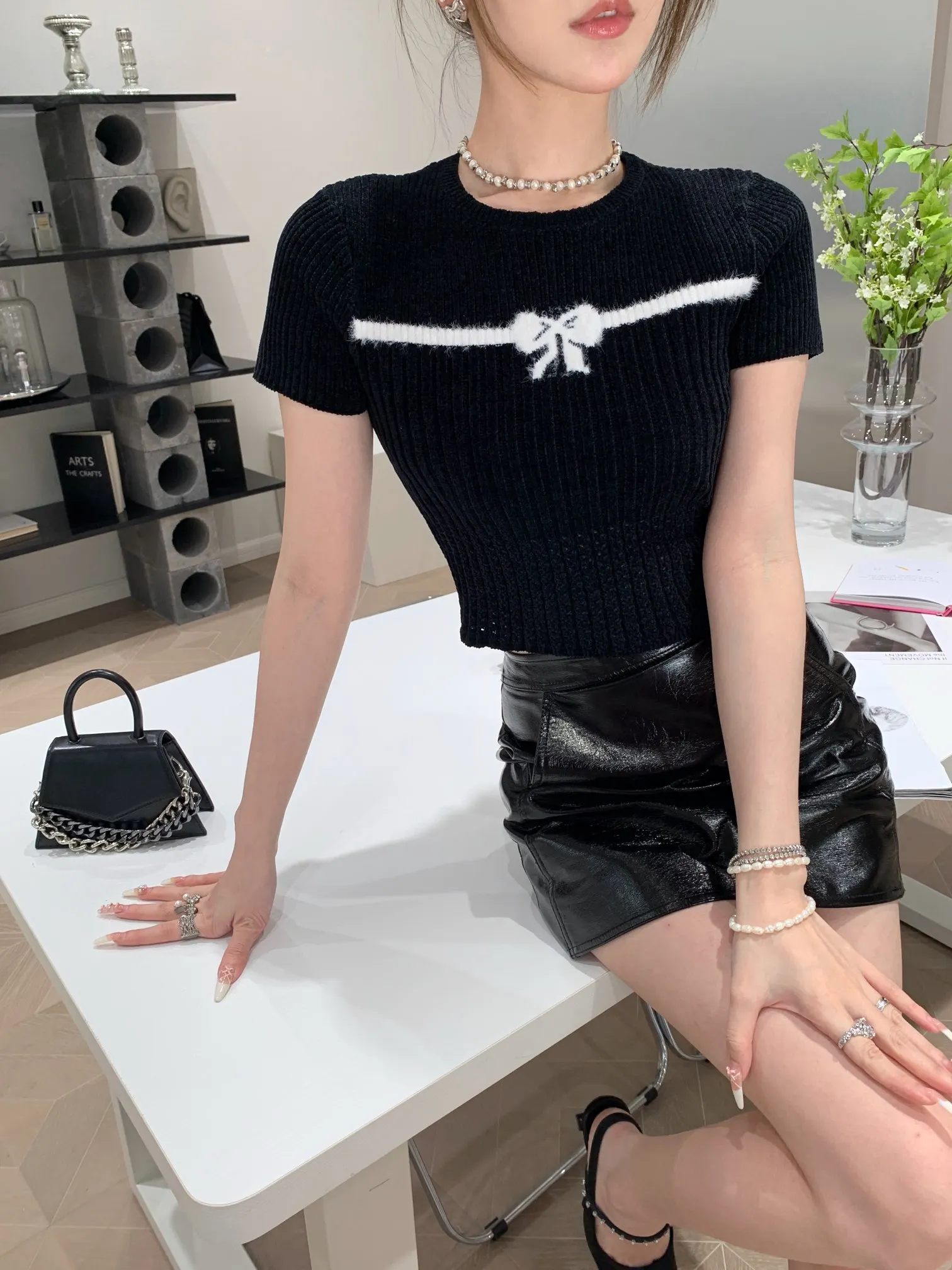 

Black bow tie versatile knitted top sexy versatile stretch Slim short section ladies short-sleeved T-shirt 2024 summer new