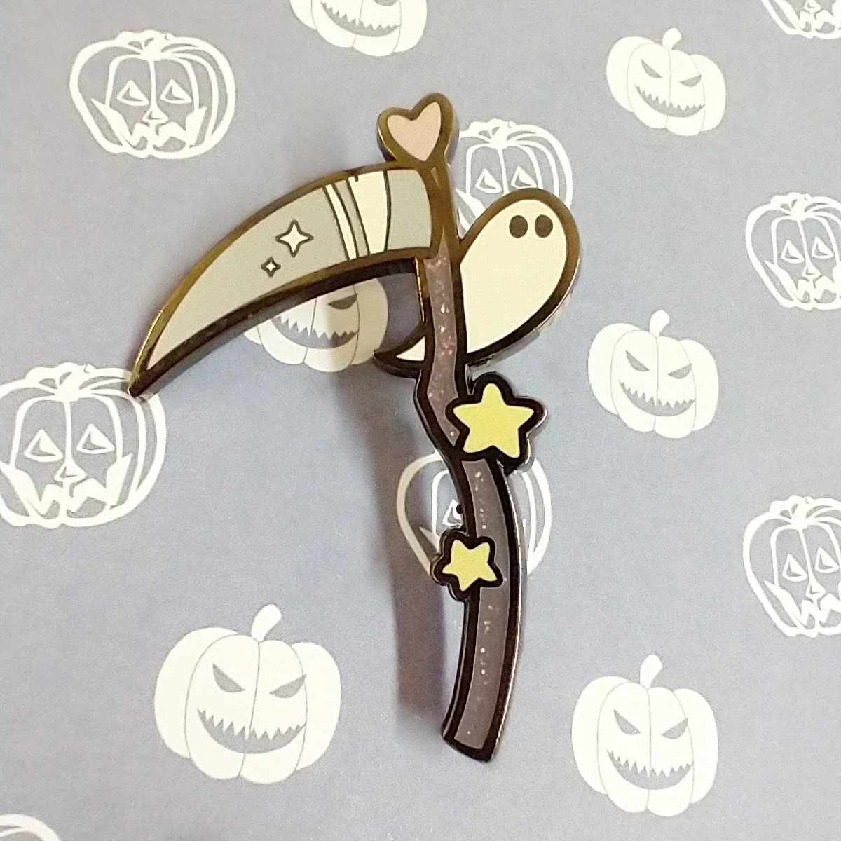 Funny Sparkling Scythes Ghost Hard Enamel Pin Cartoon Cute Horror Ghosts Brooch Metal Halloween Badge Jewelry Decor Gift