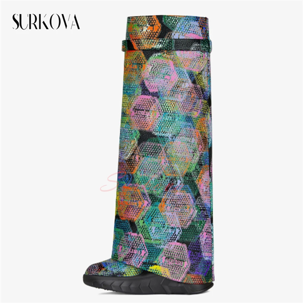 

Сапоги женские высокие до колена, искусственная кожа, с цветным принтом акулы, обувь на плоской подошве, с металлическим замком, модные ботфорты средней высоты