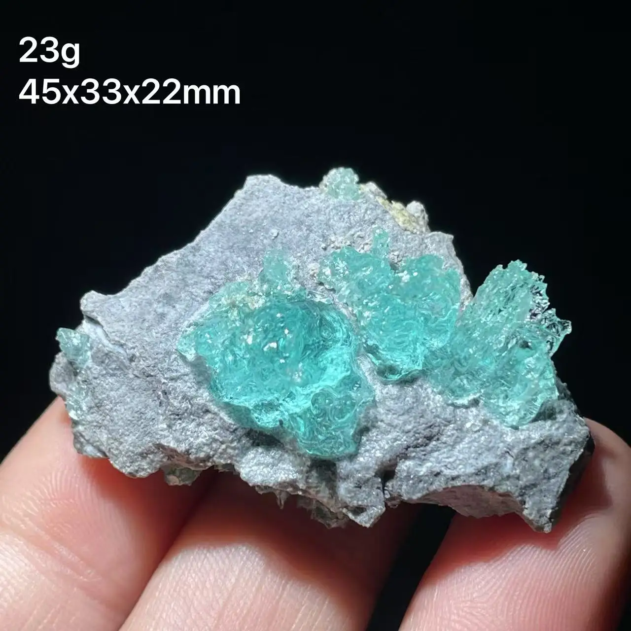 The new 100% natural green copper vanadium mineral specimen comes from Hubei, which is very fragile and beautiful