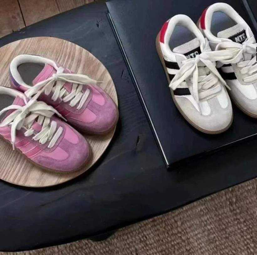 Sepatu kets anak laki-laki dan perempuan, sepatu sneakers olahraga pertunjukan sekolah modis bersirkulasi untuk anak bayi laki-laki dan perempuan