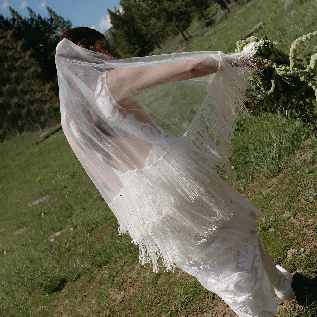 Finged Bridal Veils mit Rouge-Kamm, individuelle Fintertip-Länge, elfenbeinfarbener, romantischer Hochzeits-Kopfschmuck mit Quasten