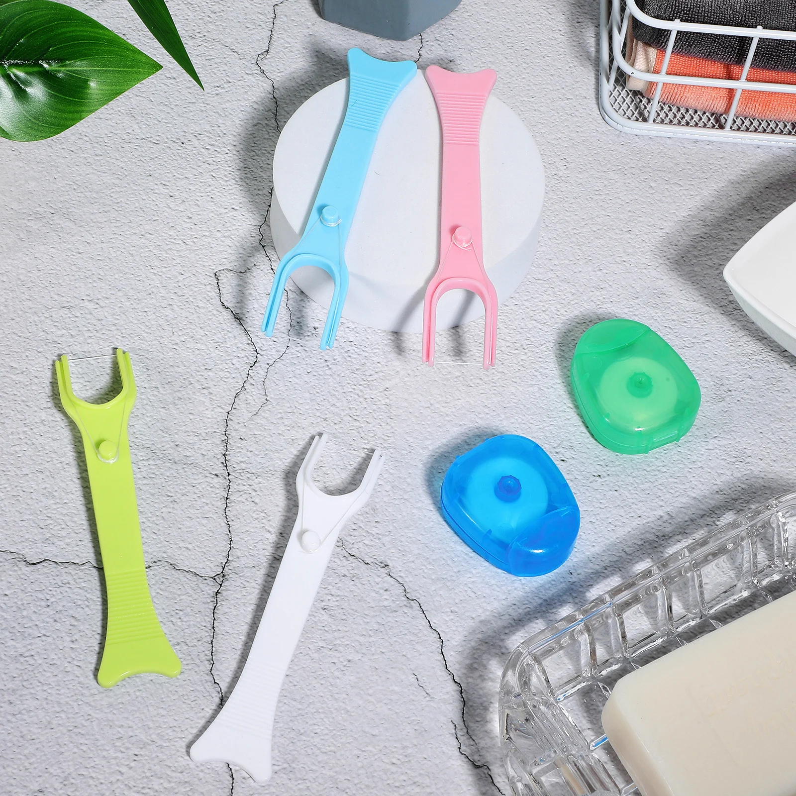 8 قطعة حامل أسنان قابل لإعادة الاستخدام 2 لفات بديلة خيط ناعم لتنظيف الأسنان بين التيجان مقبض طويل يصل إلى الأسنان الخلفية