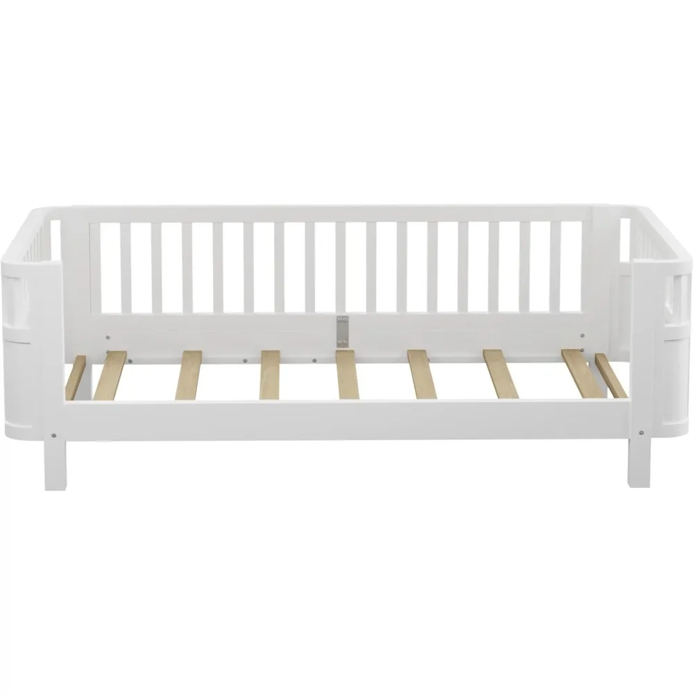 سرير نهاري مزدوج من مونتيسوري مع قضبان أمان ولوح رأسي ودعم شريحة خشبية منخفضة المستوى للأطفال