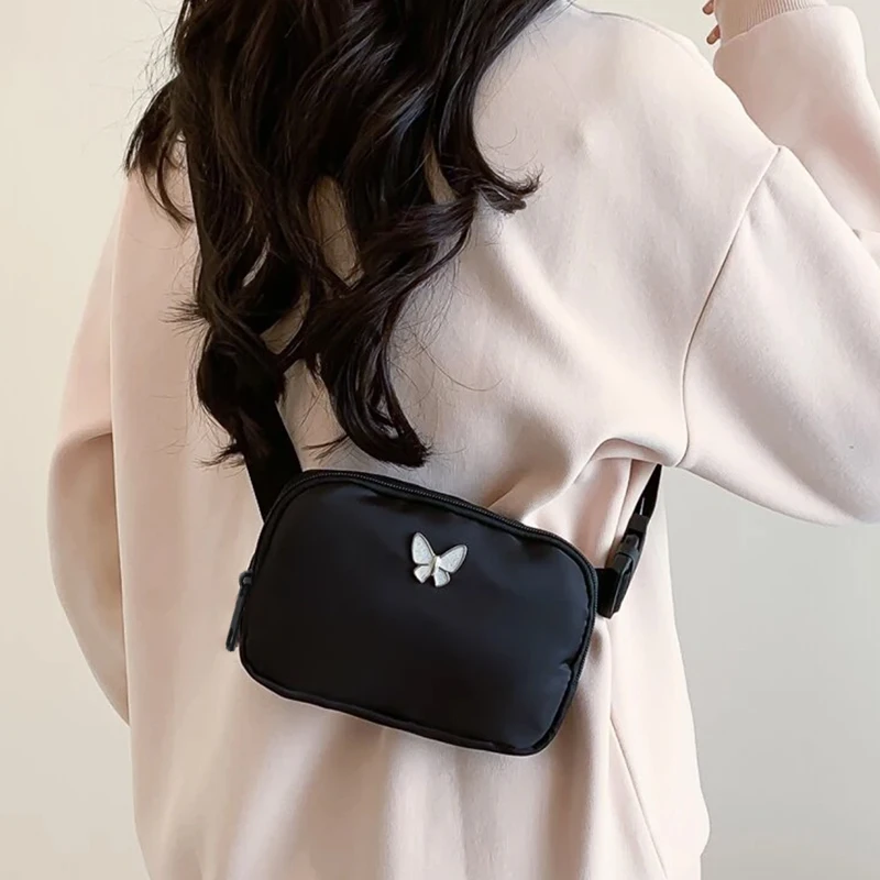 

The lady's simple and unpatterned crossbody bag made of oxford fabric is suitable for traveling, shopping and mountain climbing.