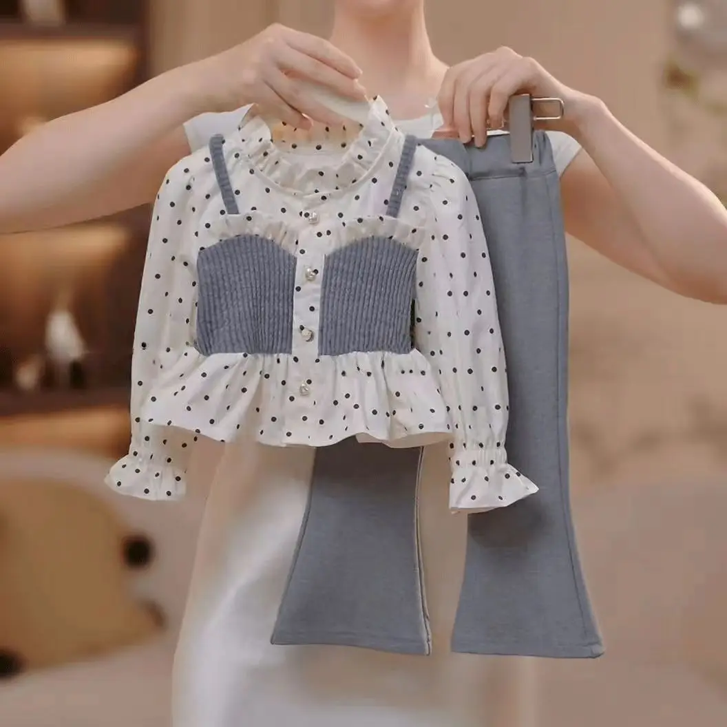 

Комплект для девочек 2025 г., новый детский комплект из двух предметов в европейском и американском стиле, топ в горошек, повседневные расклешенные брюки, модный комплект из двух предметов