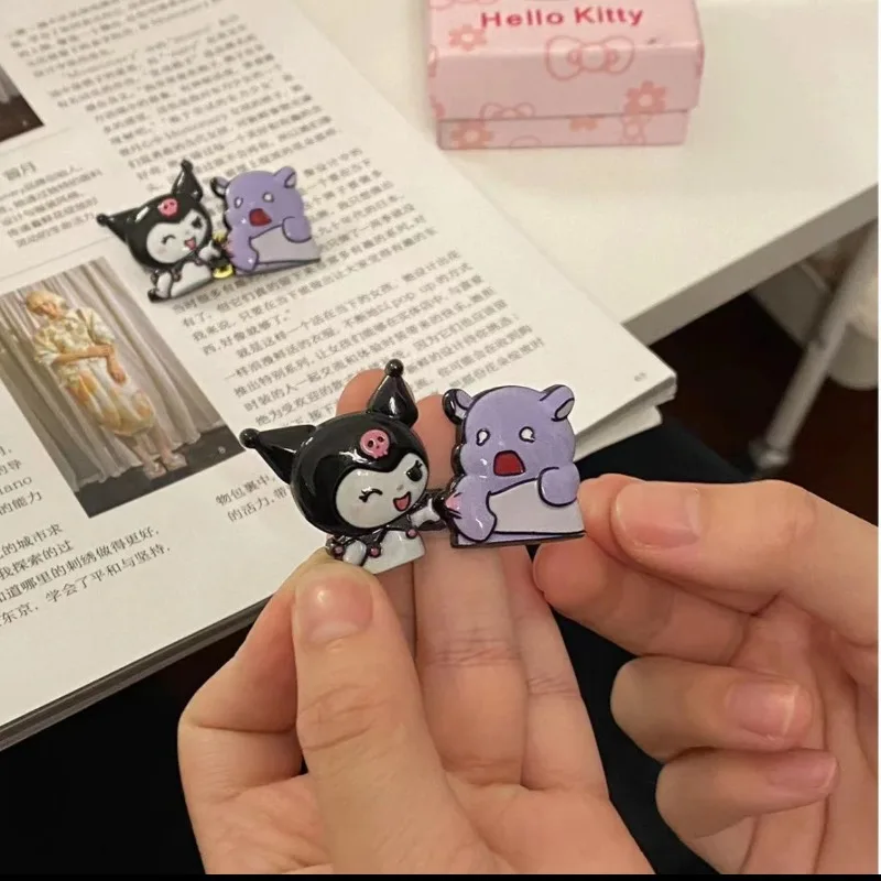 Sanrio Kuromi Baku Brosche Cartoon Anime Figuren süßes Mädchen q Figural Spielzeug Anime Waren Kleidung Dekoration Mädchen Geburtstags geschenk