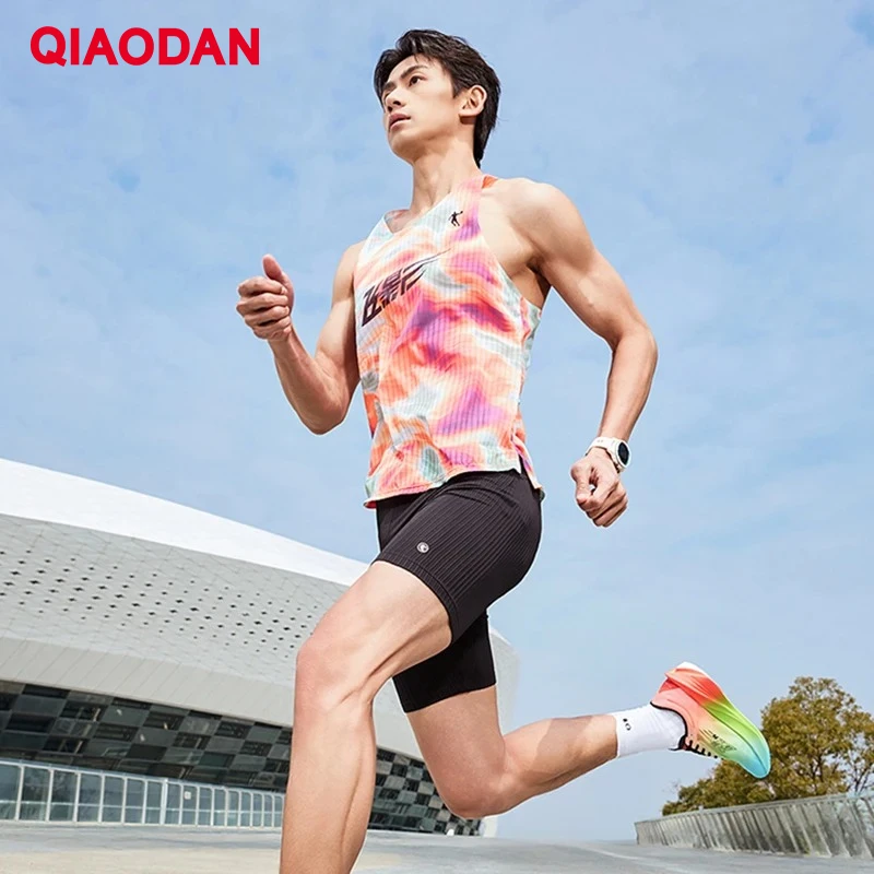 QIAODAN Marathons Gilet sportivo per uomo 2025 Estate Nuovo Jacquard ad asciugatura rapida Abbigliamento sportivo traspirante Top da esterno QXBVS3252202R