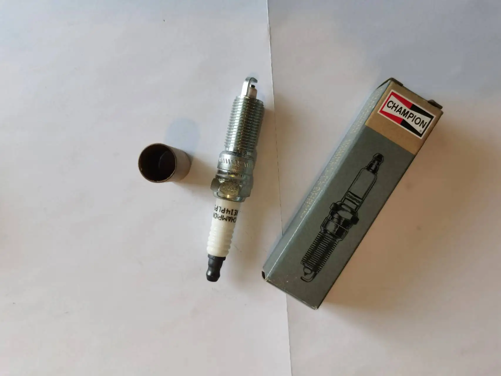 CHAMPION SPARK PLUG 3034/RC12PEC5 4# FOR CHRYSLE 300C/ DODGE 3.5L