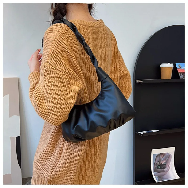 Minimalist Pleated Shoulder Bag for Women's New Winter Niche Fashion Large Capacity Shoulder Bag for Work Commuting Underarm Bag