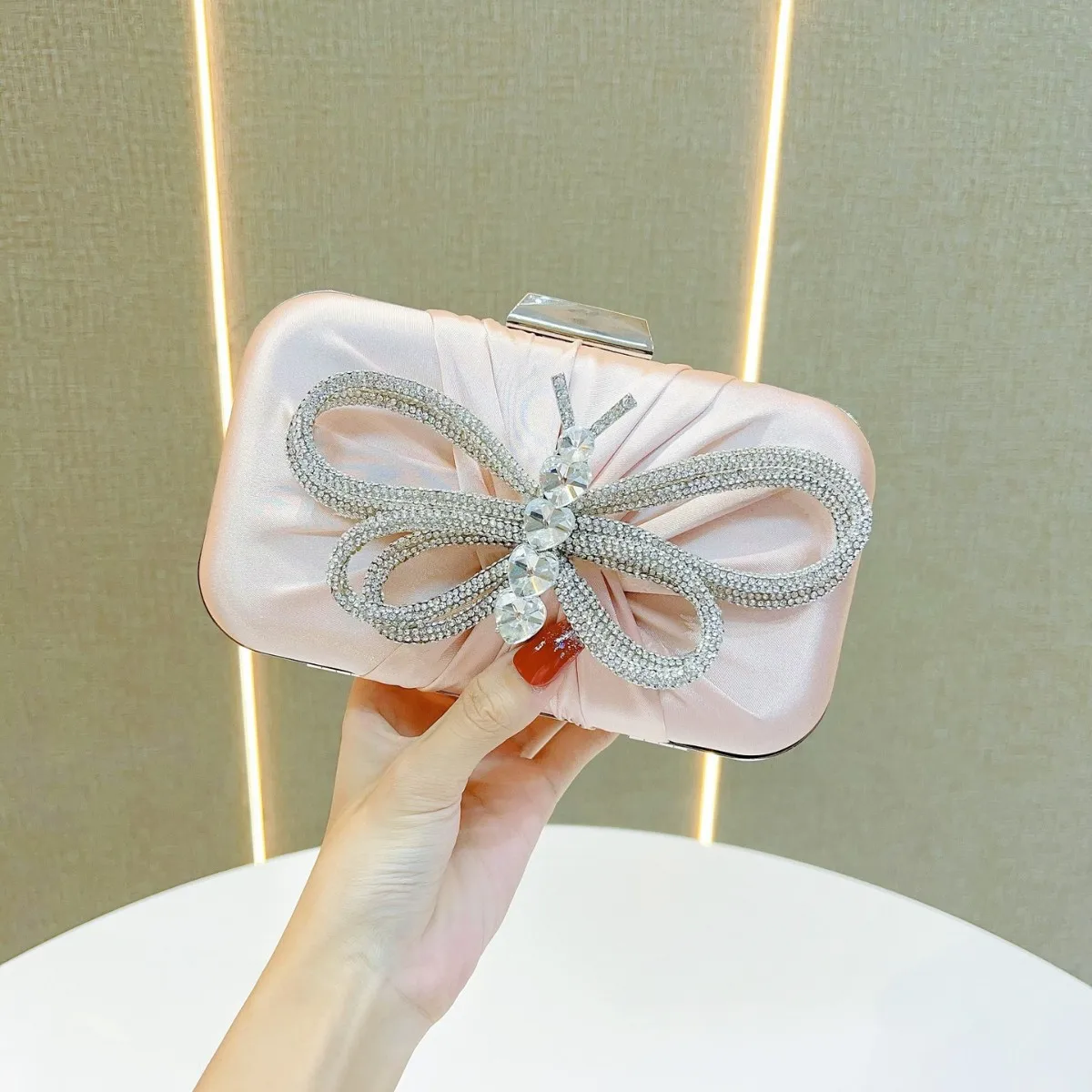 

Women’s Diamond Pleated Evening Bag Elegant Shiny Bow Clutch Small Purse with Chain for Wedding Banquet Party Dinner Look