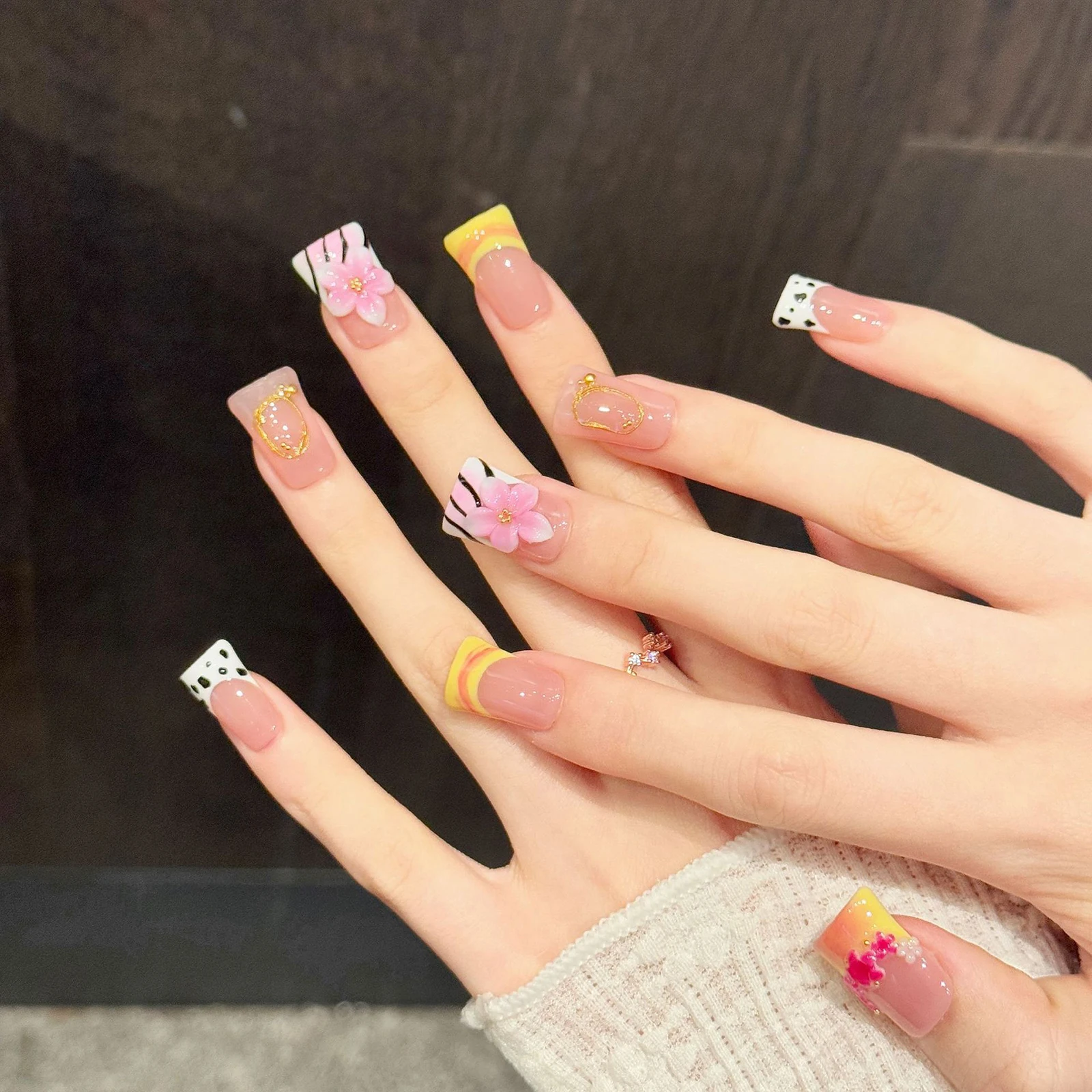 

10 шт. летних накладных ногтей ручной работы с 3D-декором в виде элегантных цветов, красочные французские накладные ногти, удобные для ношения.