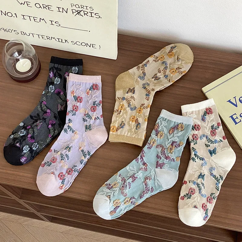 Nuovi calzini da donna in stile coreano con goffratura floreale Calzini a tubo centrale retrò da donna Harajuku Vintage Streetwear Calzini lunghi in cotone Regali