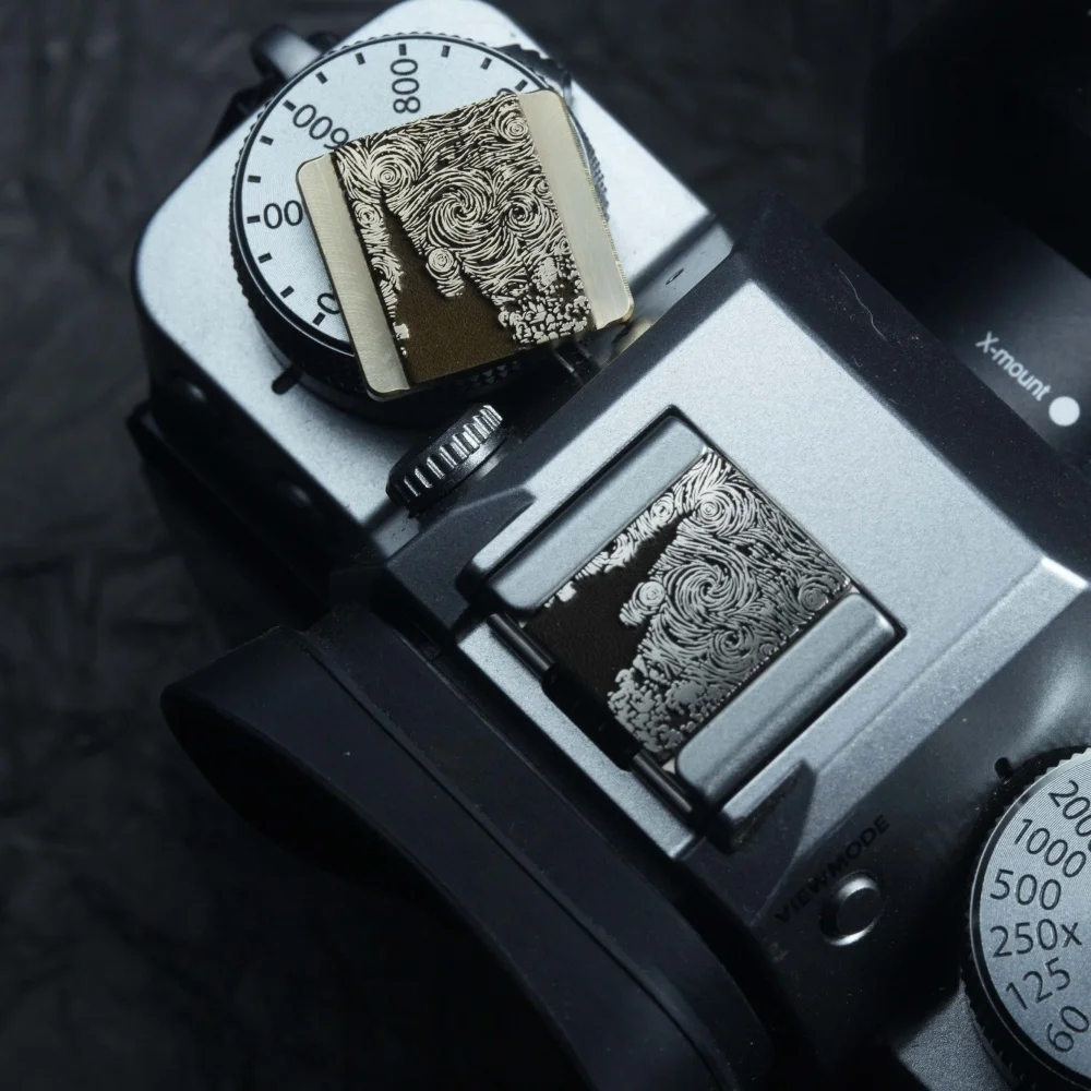 

Camera Metal Hot Shoe Cover for Fuji X-Pro3 X100VI XE4 XT3 XM5 XT5 XE5 XT30 X100V Sony A7C2 A6400 A7M4 Nikon ZF ZR Leica M10