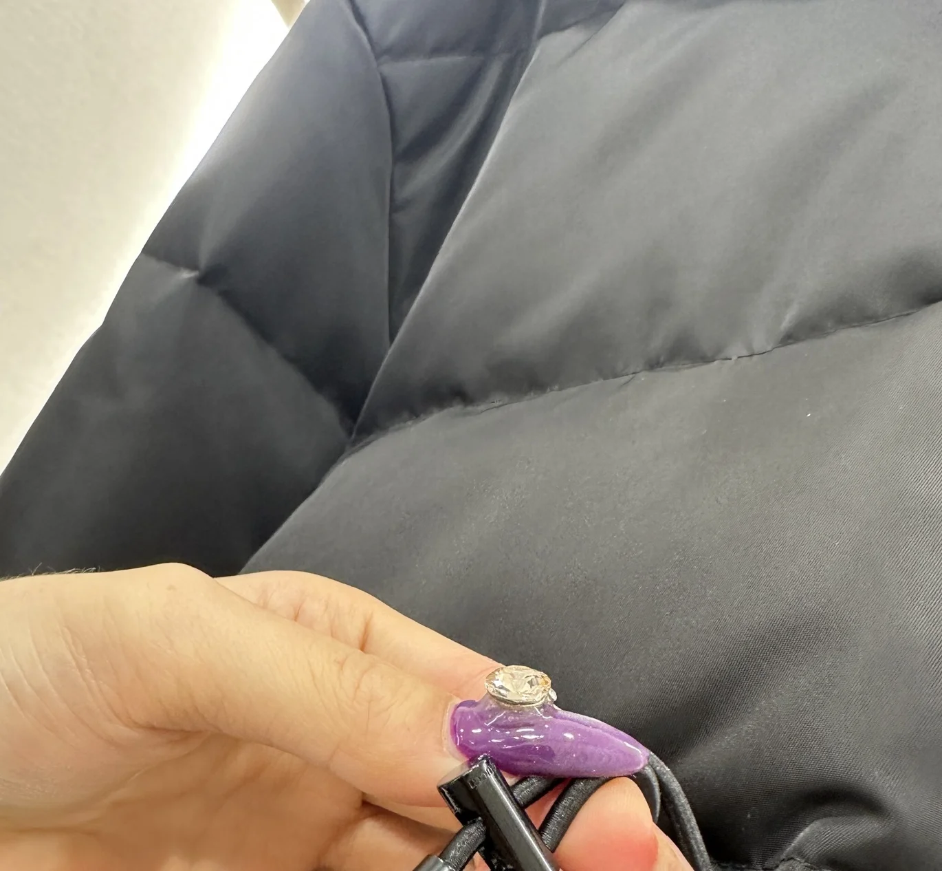 Nueva chaqueta de invierno elegante y sencilla a prueba de viento e impermeable de punto de nailon con cremallera en la cintura para mujer