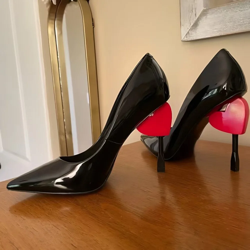 

High-Fashion Runway Black Patent Leather Pointed-Toe Stiletto Pumps Red Heart Decorate Heel Perfect for Date Nights