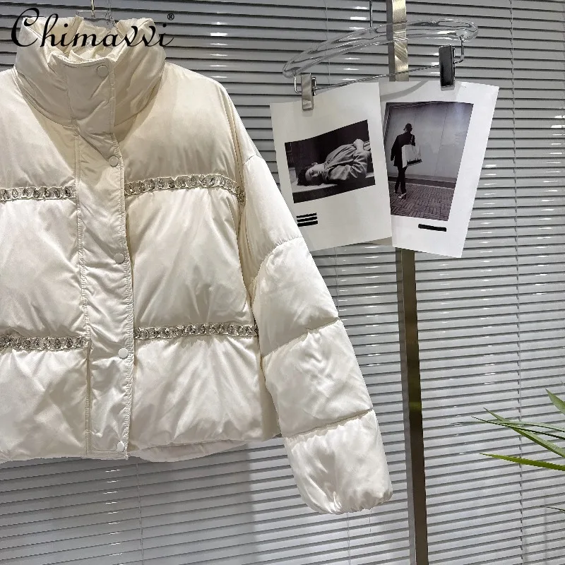 2025 شتاء جديد الشارع الثقيلة شريط أفقي مطرز الوقوف طوق أسفل سترة المرأة موضة دافئة فضفاضة أنيقة سترة علوية