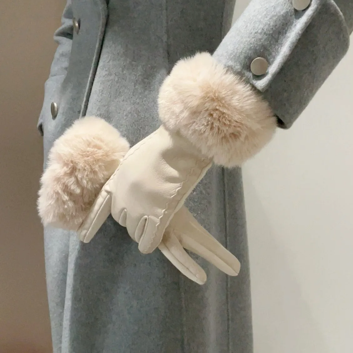 قفازات نسائية شتوية فاخرة من جلد البولي يوريثان معصم ناعم من الفرو الصناعي أساور عصرية أنيقة للحفلات شاشة لمس دافئة لركوب الدراجات