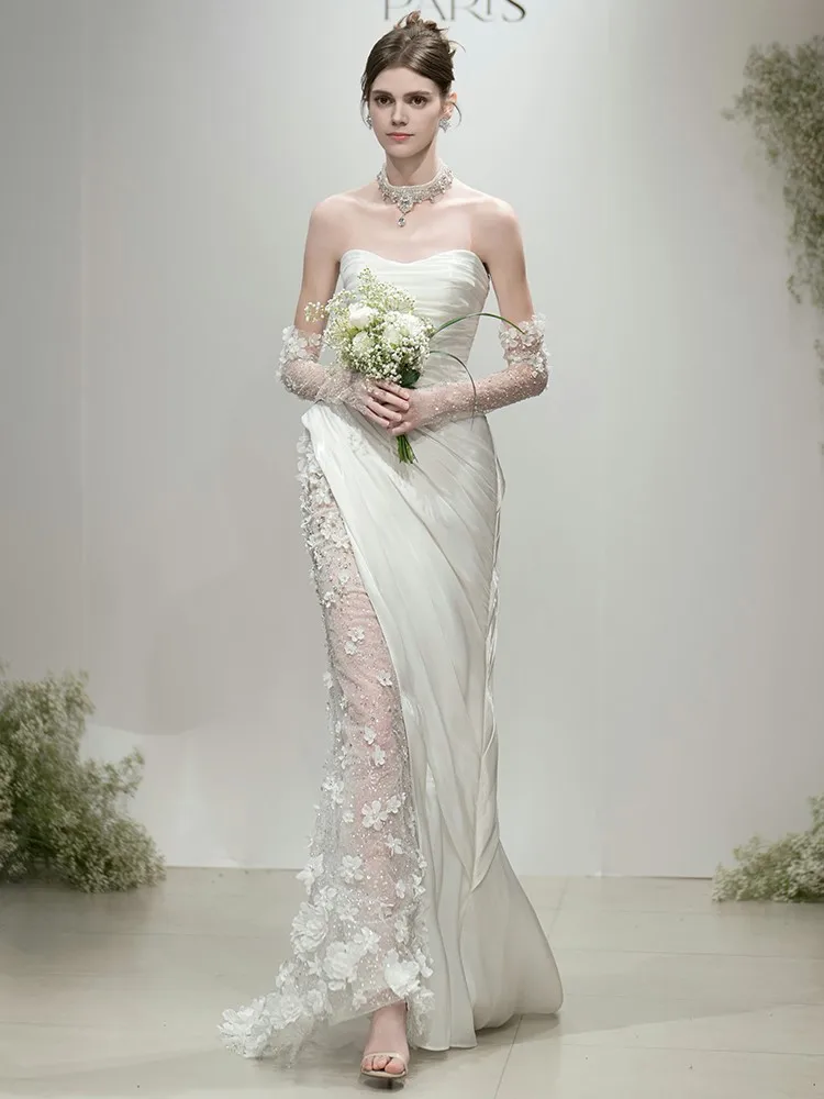 

A white strapless light luxury niche banquet elegant fishtail dress for the main entrance to welcome guests