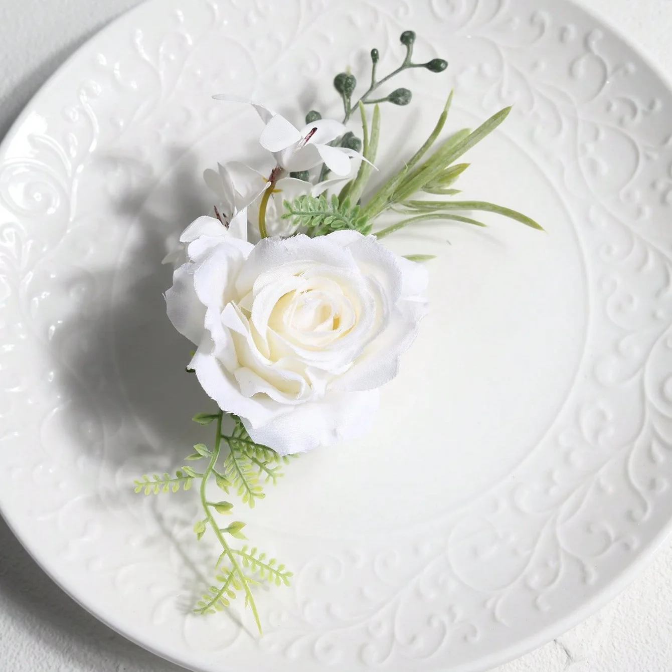 Rose Allen blanche avec petites fleurs blanches, baies vertes, beaux seins, adaptée aux mariages de mariée et de marié