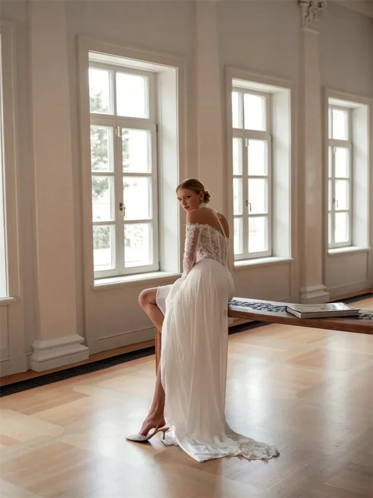 Op maat gemaakte off-shoulder halslijn lange mouwen A-lijn satijnen trouwjurk open rug rits vloerlengte hoge splitjurk voor bruid