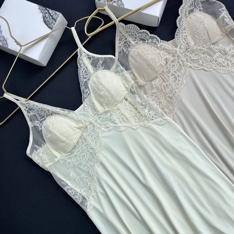 فستان دانتيل سهل الارتداء مصمم بخصر من الساتان فستان طويل مادة الحرير الجليدي أبيض لافتة للنظر على شكل حرف v أنيق فرنسي رغبة نقية