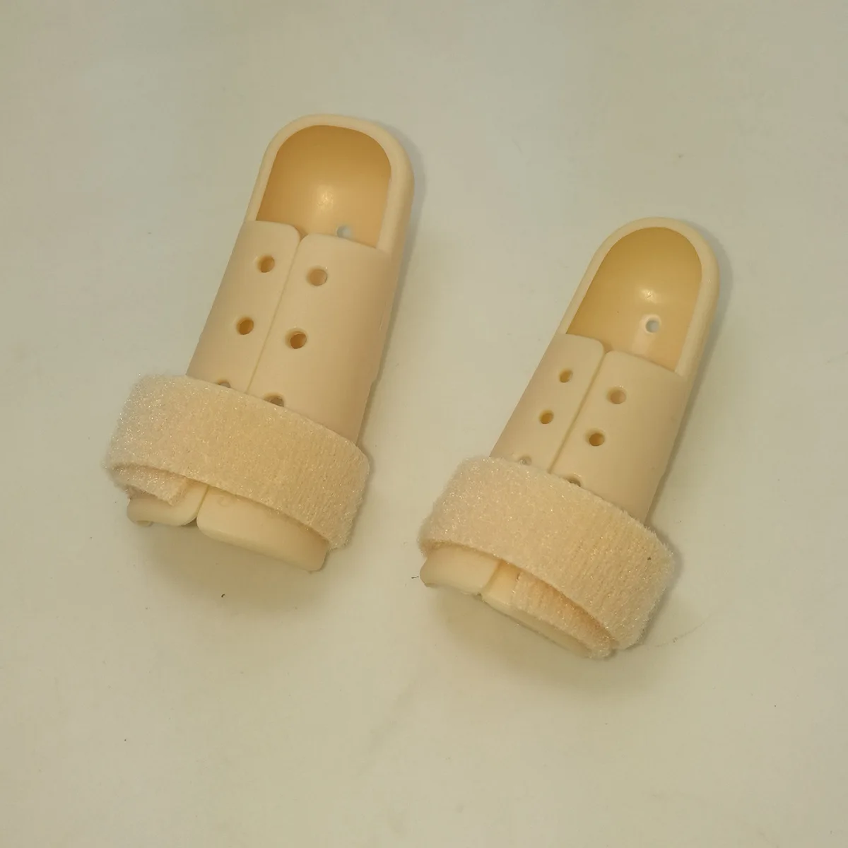 Finger guards Plastic finger splints Finger dislocation fixation equipment