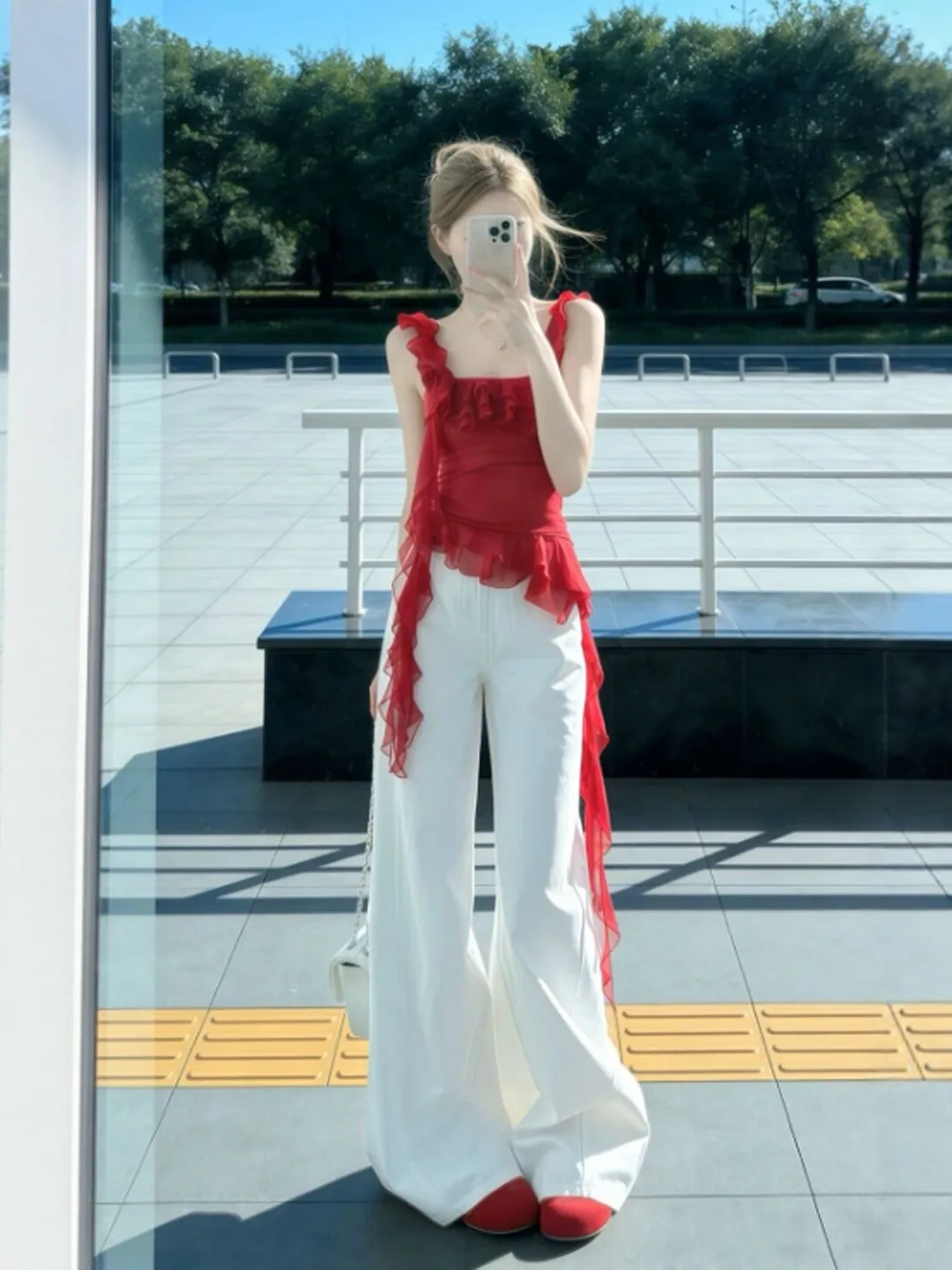 

Красный комплект из двух предметов в нежном стиле: топ на бретельках и джинсы. Модный женский удобный костюм из смесового хлопка, весна 2026.