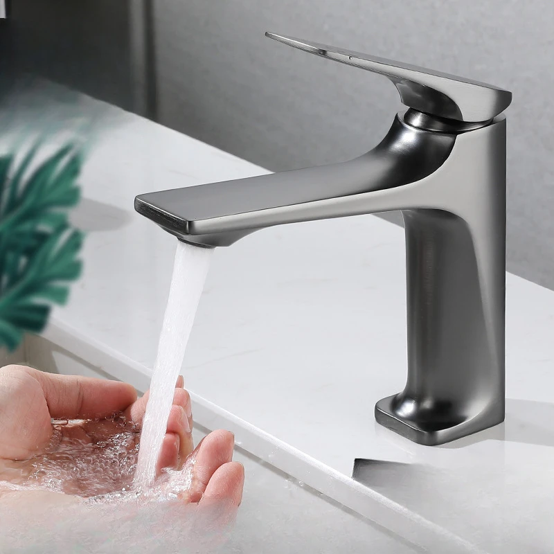 

Bathroom Sink Faucet Hot Cold Water Sink Mixer Wash Tap Stream Sprayer Kitchen Deck Mounted Brass Core Bathroom Swivel Faucets