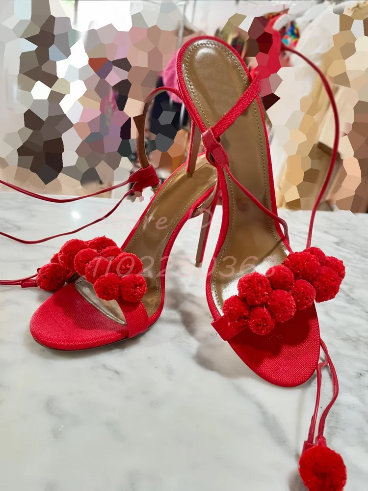Novità sandali con tacco alto e pompon rossi sottili cinturini alla caviglia con punta tonda sandali con tacchi a spillo sottili Lace-up 2024 scarpe