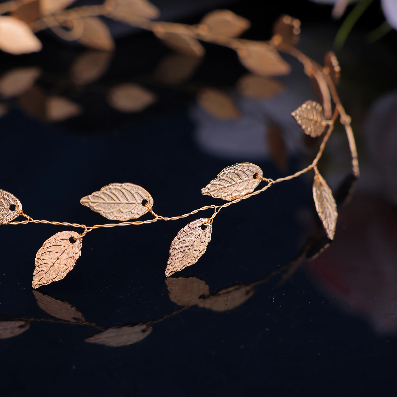 قطعة واحدة من عصابة رأس على شكل أوراق شجر بسيطة، عصابة رأس للحفلات الكريستالية، عصابة رأس للعطلات، عصابة رأس لإكسسوارات شعر الزفاف، عصابة رأس