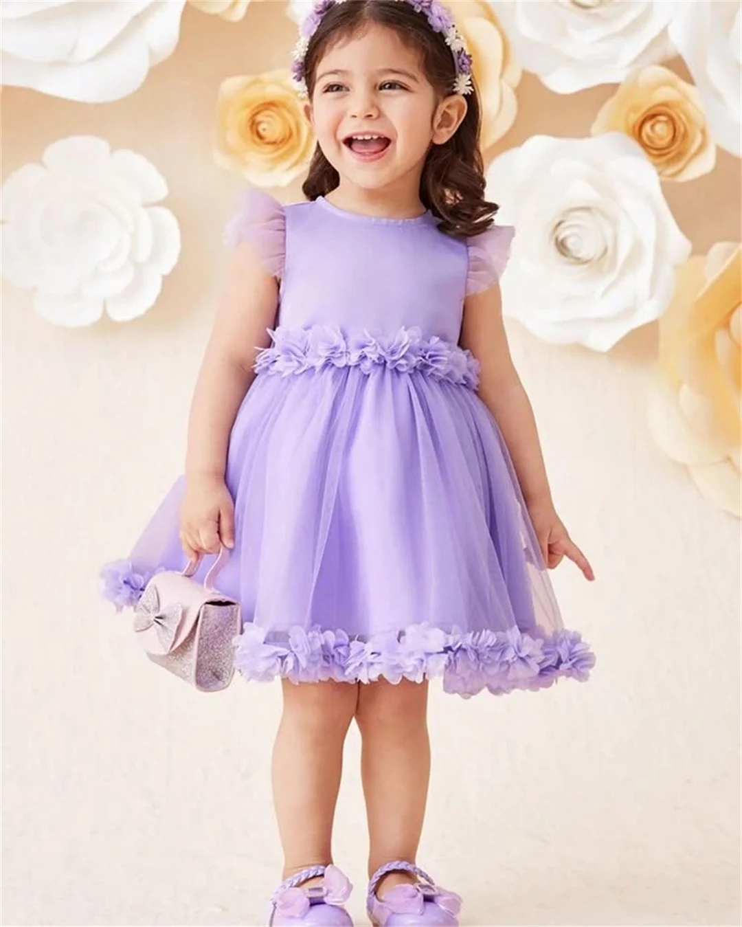 ライラックチュールミニAラインフラワーガールドレス、素敵な花柄、Oネック、プリーツ、フライングスリーブ、バックボウ、キッズイブニングガウン、ウェディング用