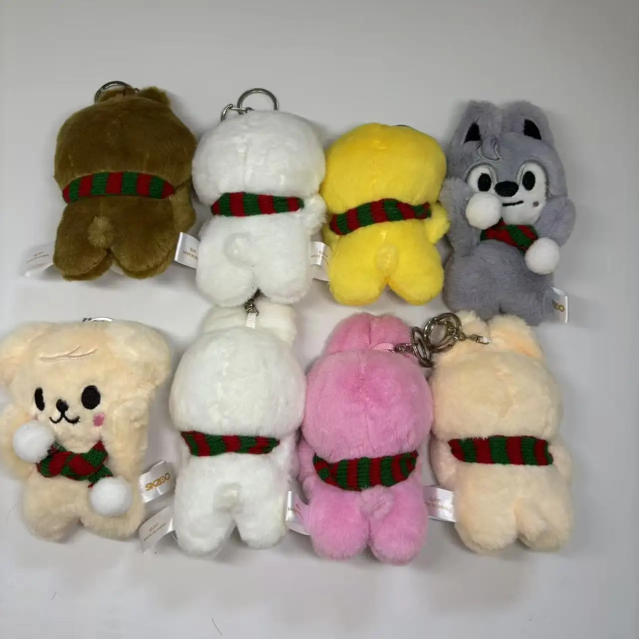 KPOP الضالة الاطفال أفخم المفاتيح دمية مغناطيسية SKZ فول العين يرتدي وشاح عيد الميلاد عناق الوجه المغناطيسي دمية المفاتيح لعبة أطفال