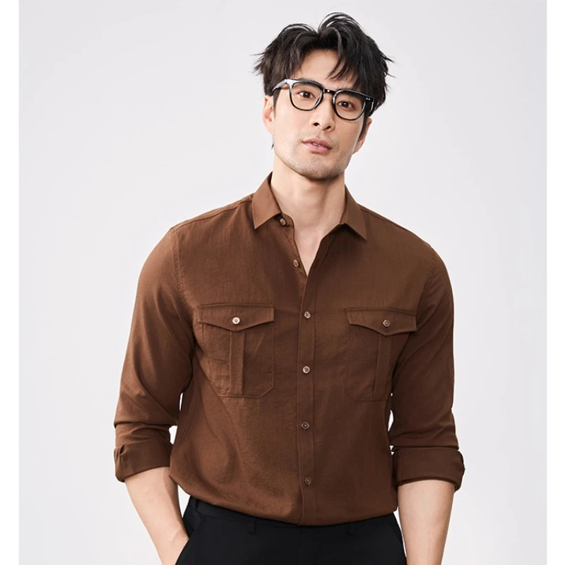 

Белая рабочая рубашка с длинными рукавами и двойными нагрудными карманами. Элегантная мужская однотонная рабочая одежда. Весенне-осенняя куртка-рубашка.