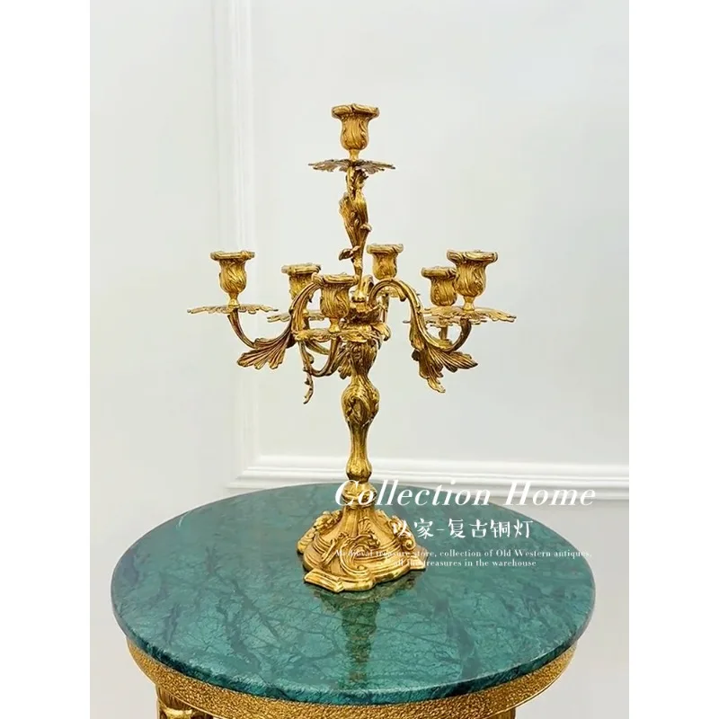 Фото Французский ретро-люксовый декоративный подсвечник из цельной меди, европейский стиль, для виллы, гостиной, столовой, медное изделие ручной работы для декора.