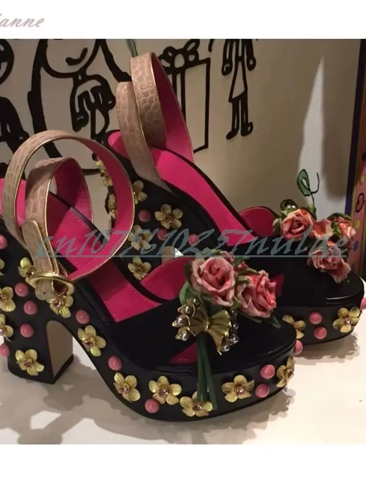 Luxuriöse Schwarz-Rote Blumen-Rosen-Plateau-Sandalen Retro Runway Urlaubsstil Knöchelriemen Blockabsatz Party-Sandalen für Damen 2026
