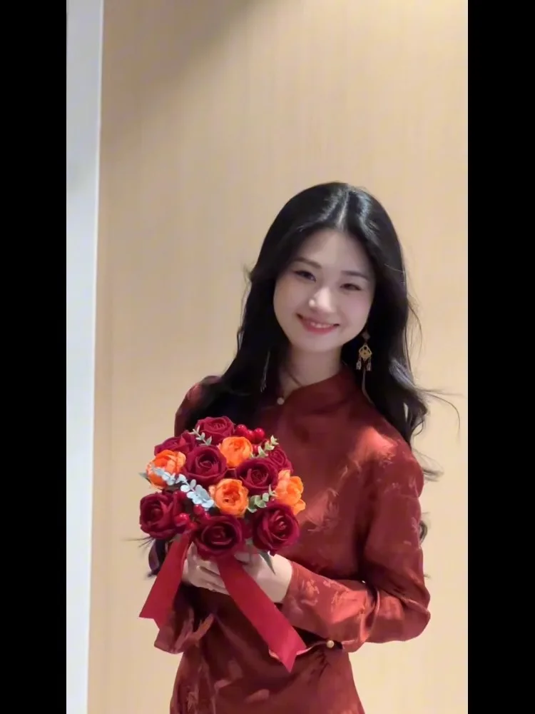 

Новое красное длинное ципао для свадьбы и помолвки в китайском стиле, роскошное платье для новой невесты, создающее ощущение роскоши.